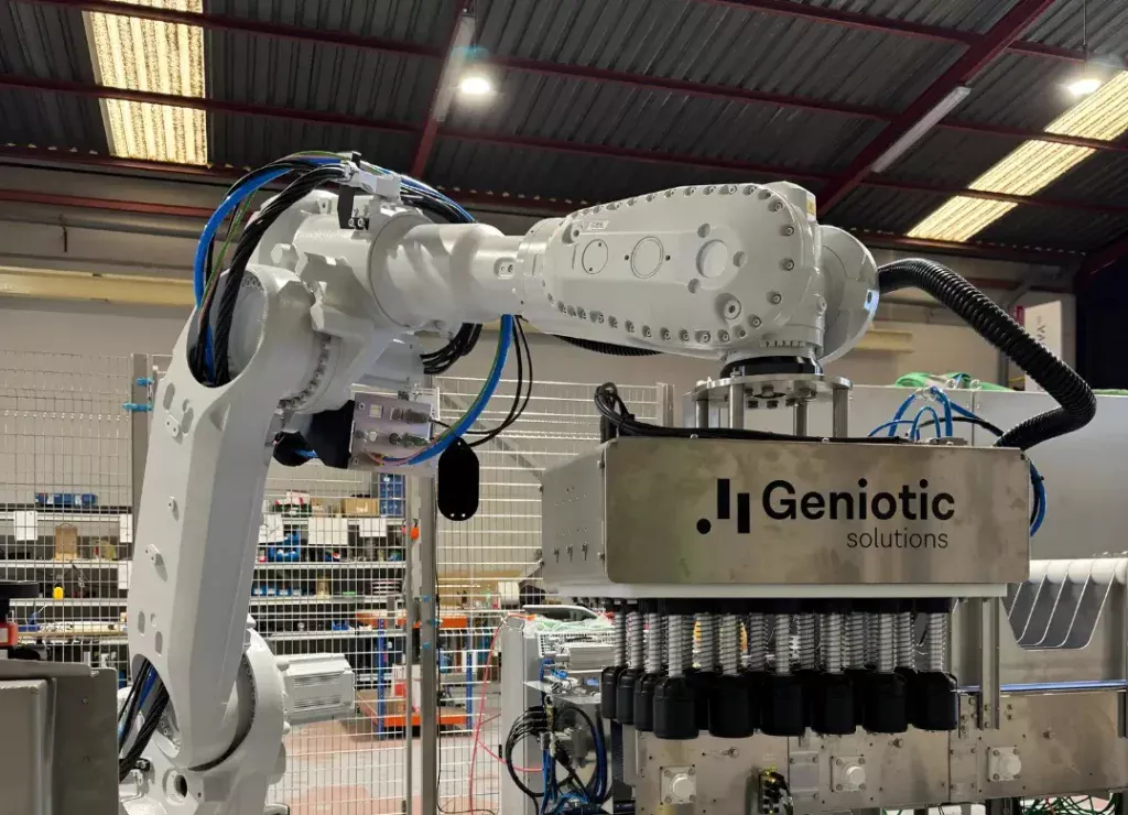 Solución personalizada Geniotic Robot de encajado de botellas con tulipas